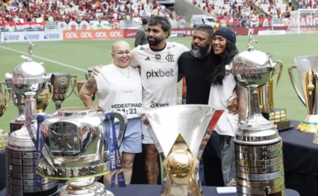 Gabigol se despede do Flamengo com torcida xingando Landim e declaração impactante do pai.