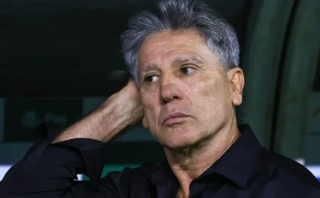 Grêmio avança na busca por substituto de Renato Gaúcho após saída do treinador.