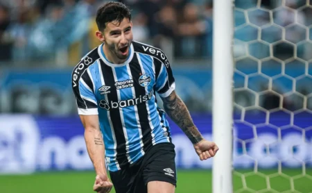 Grêmio exige R$ 100 milhões para liberar Villasanti do Palmeiras