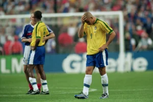 "Leilão de Raridades: Camisa de Ronaldo e Mecha de Cabelo de Maradona em Paris"