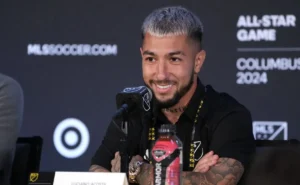 Luciano Acosta desafia o Corinthians a protagonizar grandes momentos durante entrevista a rádio argentina.