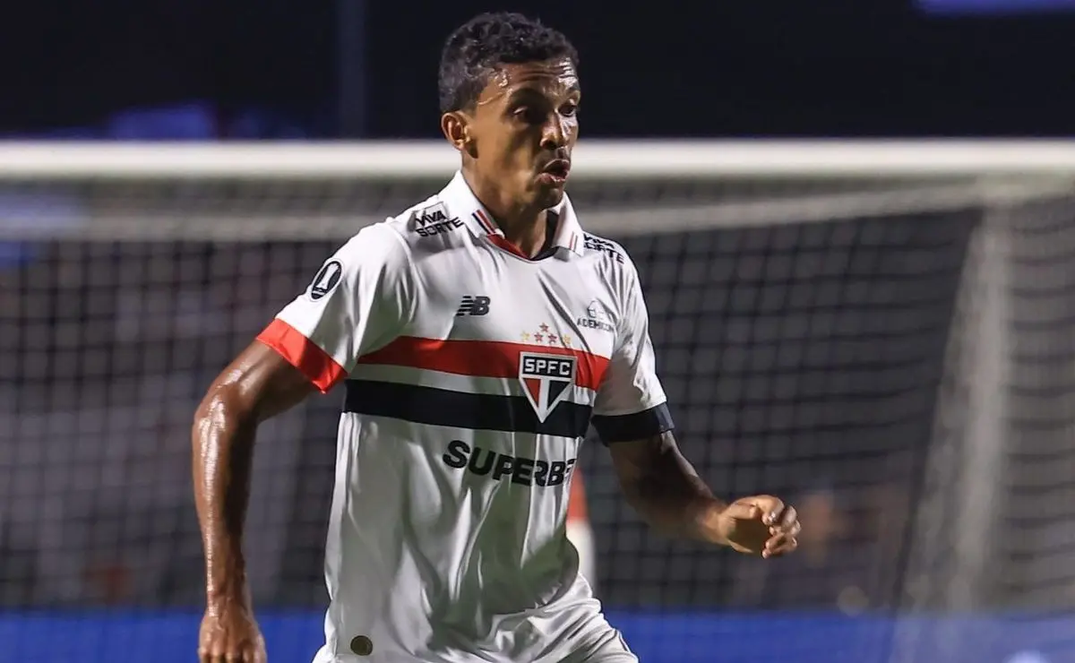 Luis Gustavo pode renovar com o São Paulo: detalhes da negociação estão em aberto