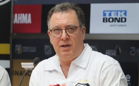 Marcelo Teixeira anuncia decisão sobre sua permanência no Santos em coletiva de imprensa na Vila Belmiro