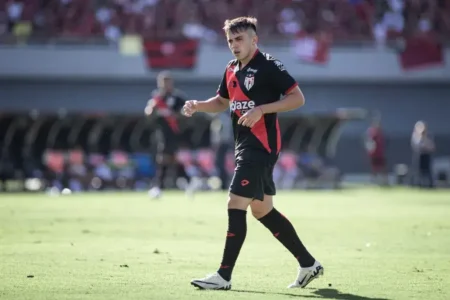 O Vasco busca Alejo Cruz, destaque do Atlético-GO, para reforçar seu elenco.