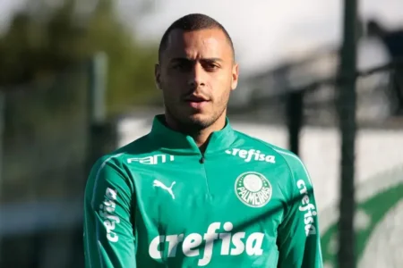 "Palmeiras Procura Novo Artilheiro após Descarte de Arthur Cabral"