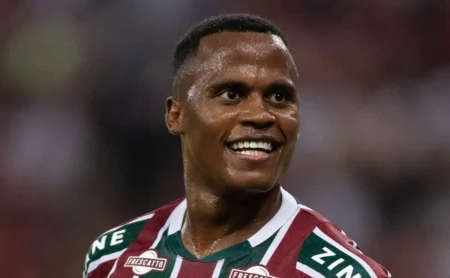 Palmeiras oferece R$ 76 milhões por Jhon Arias, mas Fluminense exige valor mais alto na negociação.