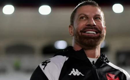 "Pedrinho mira em grande zagueiro enquanto especulações sobre David Luiz continuam no Vasco"