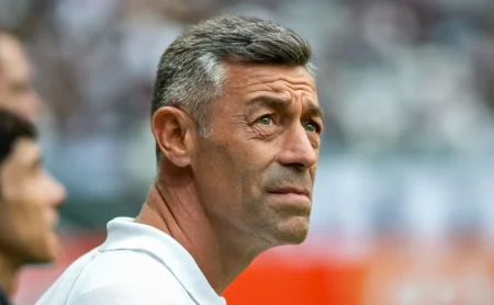 "Pedro Caixinha Traça Planos para Transfiguração do Santos com Foco em Jogo Ofensivo e Elevação do Nível"