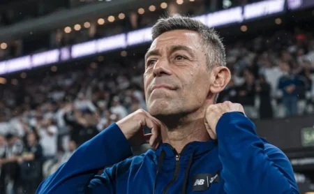 "Pedro Caixinha dispensa atacante e Santos pode rescindir contrato com Julinho Furch"