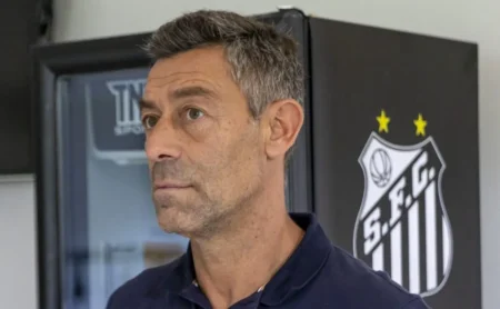 Pedro Caixinha enfrenta desafio: jejum de estrangeiros é um dos problemas que ele encontra no Santos