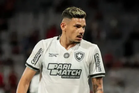 Planejamento de Santos para Contratação do Tiquinho e Situação Financeira com John