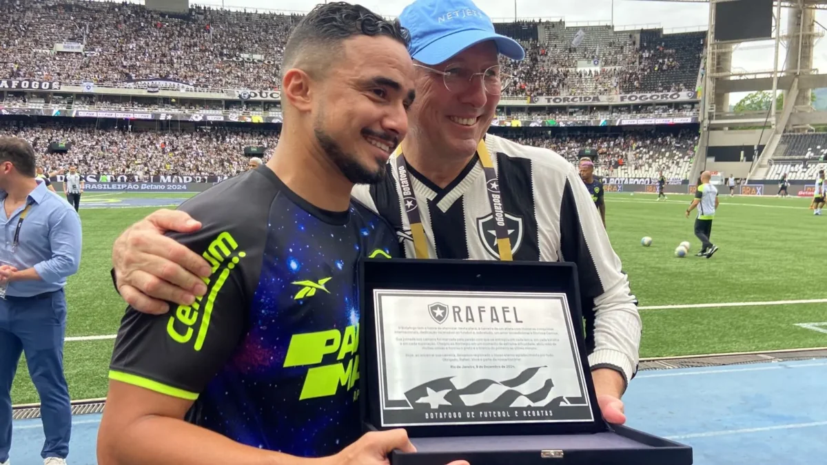 Rafael é homenageado por Textor e jogadores do Botafogo antes da aposentadoria