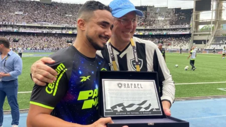 Rafael é homenageado por Textor e jogadores do Botafogo antes da aposentadoria