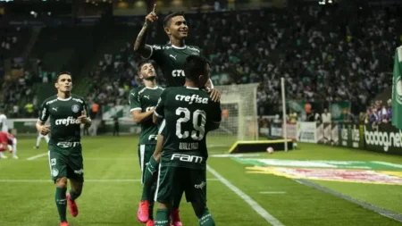 Raphael Veiga deixa recado de despedida a Dudu: "Sua história aqui no Palmeiras..."