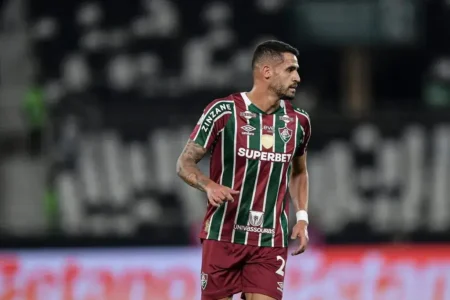 "Renato Augusto Desiste de Transferência e Decide Ficar no Fluminense"