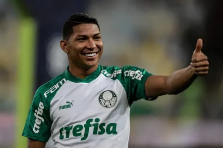 Santos precisa oferecer multa recorde para Rony para que Palmeiras o venda