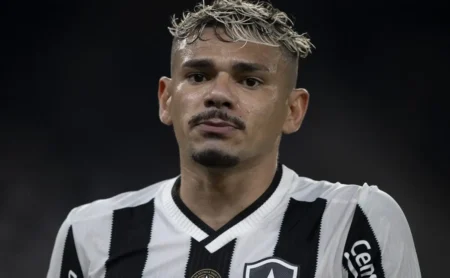 Tiquinho Soares pode deixar o Botafogo para atuar no time tetracampeão brasileiro