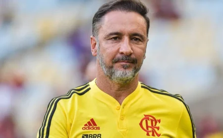 "Vítor Pereira estreia no Wolves com derrota para o Liverpool após escalar João Gomes, ex-Flamengo"