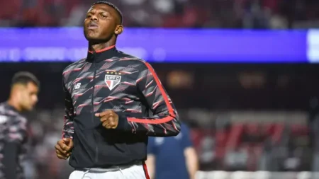 "Arboleda é Substituído por Zubeldía na Zaga do São Paulo e Perde Chance de Ser Título"