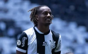 Atacante Carrillo renova com o Corinthians e desencadeia polêmica entre a torcida.