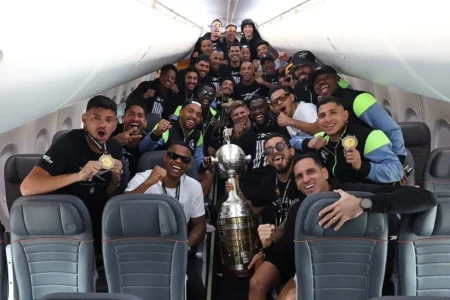 Botafogo celebra o título da Libertadores de carro em direção ao Rio