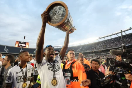 "Botafogo vence a Libertadores: O toque na taça que Luiz Henrique confessou antes do título"