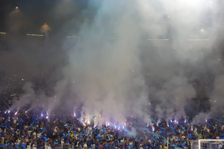 Conmebol punisce Cruzeiro por uso de sinalizadores em jogo e sem torcida