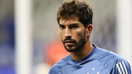 "Cruzeiro: Decisão sobre Lucas Silva causa revolta em Diniz: 'Servem para nada'"