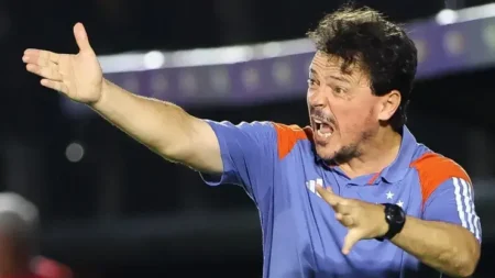 "Cruzeiro e Bragantino empatam, mas Fernando Diniz é alvo de críticas da torcida após estratégia polêmica"