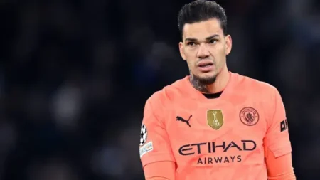 Ederson vira reserva no Manchester City e enfrenta risco de perder lugar na Seleção Brasileira de Dorival Júnior