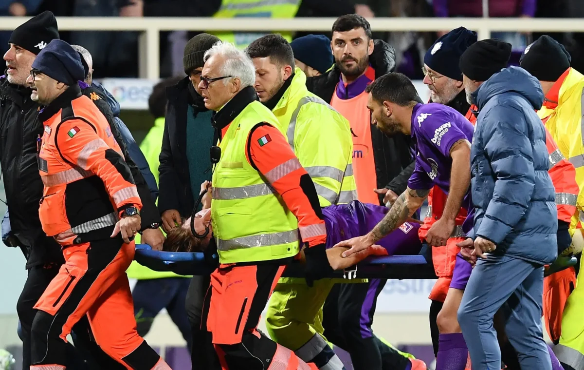 "Fiorentina atualiza estado de saúde do jogador que colapsou em campo: "Alerta e orientado""