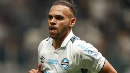 "Grêmio não vende Braithwaite ao Sevilla: decisão final após avaliação interna"