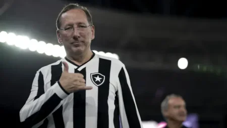 "John Textor celebra título do Botafogo: 'Falaram que não tínhamos força mental, mas provamos que sim'"