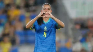 "Lauren marca gol decisivo e revela emoção ao defender a Seleção Brasileira: 'É uma honra'"