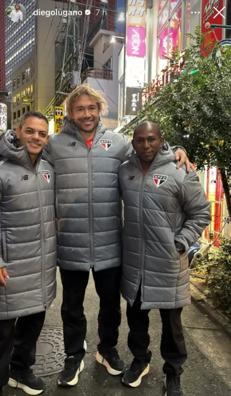 "Lendas do Tricolor em ação: São Paulo cria novos modelos de camisas em colaboração com jogadores de destaque em Tóquio"