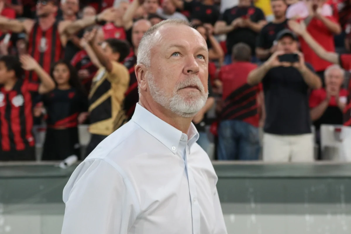 "Mano Menezes elogia o desempenho do Fluminense e destaca a satisfação com o comportamento da equipe"