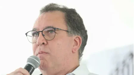 "Marcelo Teixeira redefine futuro de Gil, enquanto Santos anuncia prorrogação do contrato com zagueiro"