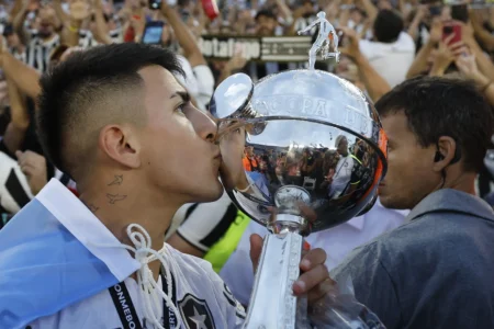 "Melhor jogador do Botafogo, Almada sonha com final da Champions e sonho de jogar na Europa"