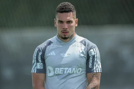 Paulinho sofre cirurgia após fratura por estresse na tíbia e afastamento do Atlético-MG