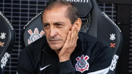 "Ramón Díaz anuncia reformulação com a saída de 4 jogadores do Corinthians"