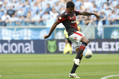 Renovação de Luiz Gustavo pode ser um desafio para o São Paulo