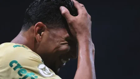 Rony é flagrado rezando no banco em Cruzeiro x Palmeiras