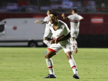 "Ryan Francisco renova com o São Paulo após impressionar com gols na base do time"