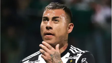 "Salário de Eduardo Vargas pode afastar atacante do Internacional e atraí-lo ao Atlético-MG"