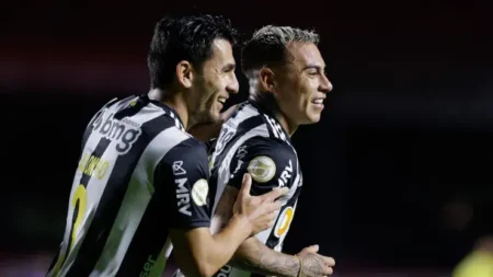 "Santos pode fechar com Eduardo Vargas em 2025: acordo em negociação"