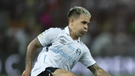 "Tiro de Misericórdia: Grêmio Perde Soteldo, Santos Fica de Olho e Rival Pronta a Fazer Oferta Recorde"