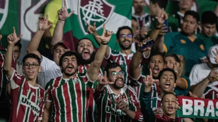 Torcida do Fluminense retribui vitória do Corinthians com doação em pix para cobertura da arena