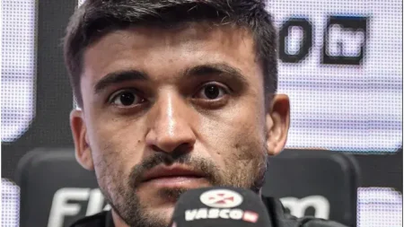 "Vasco toma decisão sobre Victor Luís: lateral pode deixar o clube"