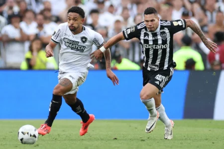 Vitinho revela "aviso" que levou ao retorno ao Botafogo após passagem pela Inglaterra