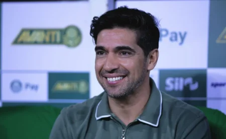 Abel Ferreira assina edição limitada de relógios com temas inspirados em sua gestão ao Palmeiras